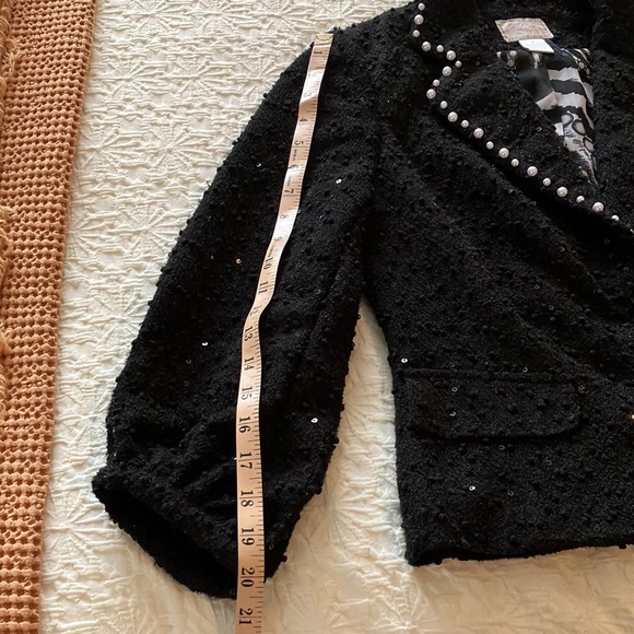 Fun pearl collared black jacket with fun knotted and sequenced blazer. - Picture 12 of 14